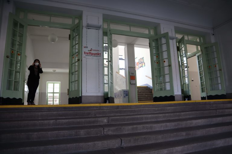 Eingangstreppe mit Frau Oberschulwart.JPG