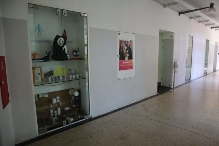 Erdgeschoß mit Ausstellungsvitrinen.JPG