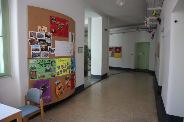 Gang und Informationstafel 1. Stock vor LehrerInnenzimmer