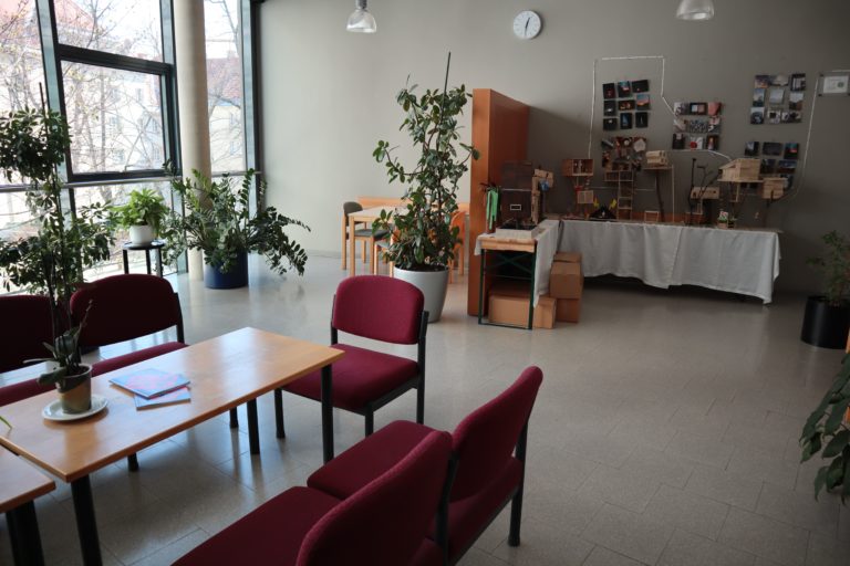 Öffentlicher Arbeitsbereich 1. Stock mit Ausstellungsobjekten