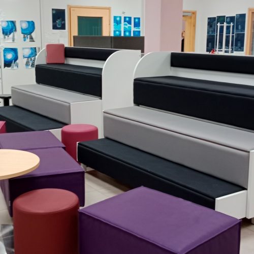 Aufenthaltsbereich in der großen Halle